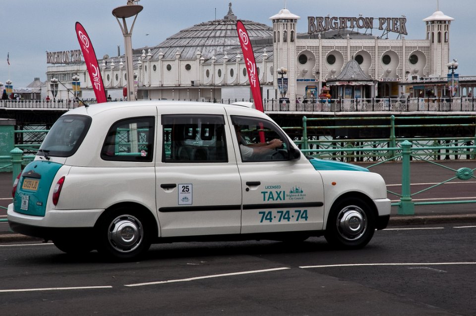 Brighton pier plus nieuwe Engelse taxi